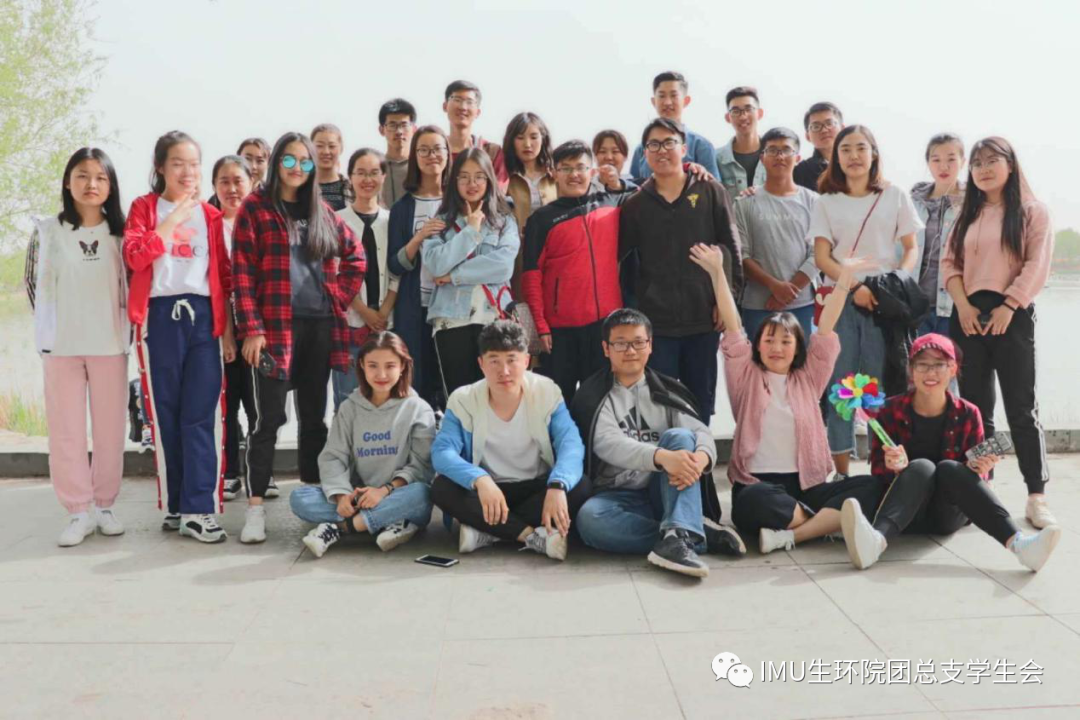 一群人站在一起合影描述已自动生成