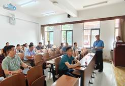 会议室里的人们 AI 生成的内容可能不正确。